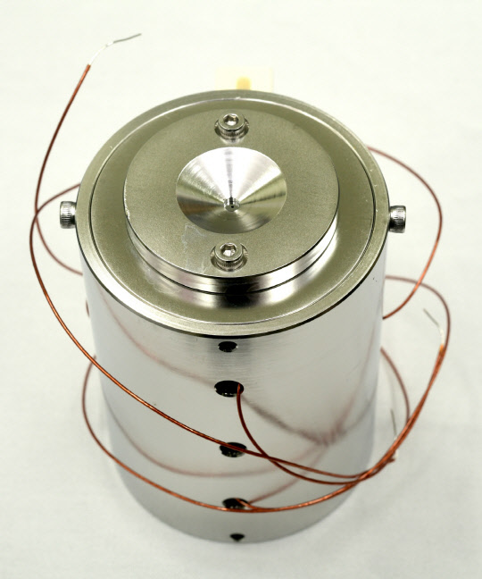 표준연 박인용 박사 연구팀이 개발한 '에너지 분석기'로, 전극이 전자, 이온 등과 충돌하는 문제를 구조적으로 해결, 첨단 현미경의 성능을 높일 수 있다.  표준연 제공